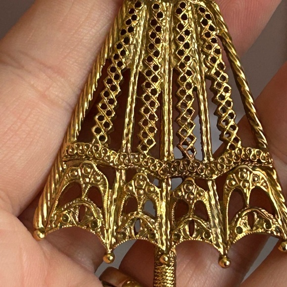 4/$100 Victorian filigree vintage Gold Umbrella Brooch ☔️ - Picture 7 of 9